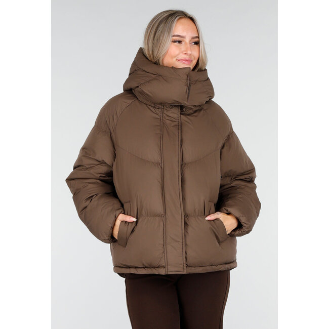 Braune Pufferjacke mit hohem Kragen und Kapuze