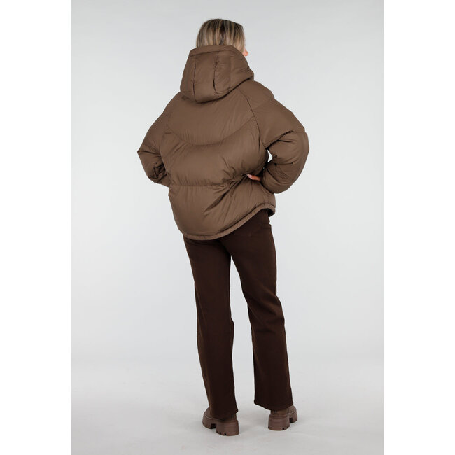 Braune Pufferjacke mit hohem Kragen und Kapuze