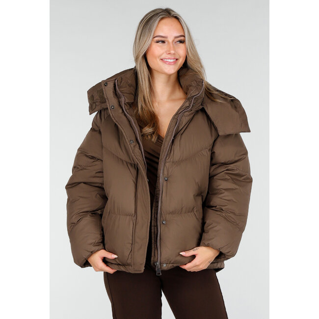 Braune Pufferjacke mit hohem Kragen und Kapuze