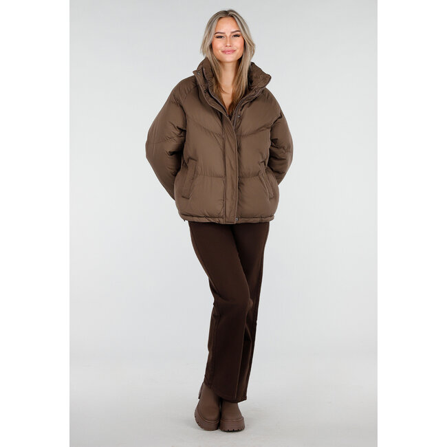 Braune Pufferjacke mit hohem Kragen und Kapuze