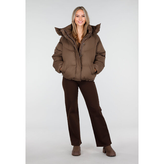 Braune Pufferjacke mit hohem Kragen und Kapuze