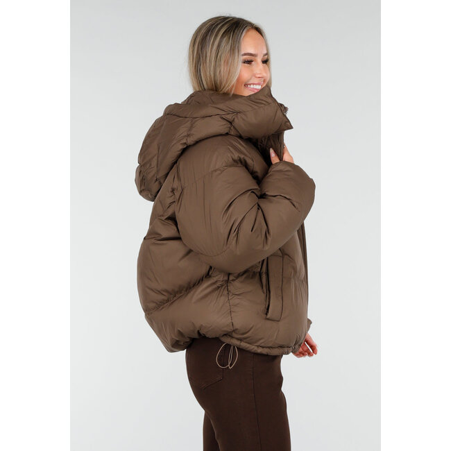Braune Pufferjacke mit hohem Kragen und Kapuze