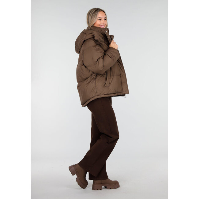 Braune Pufferjacke mit hohem Kragen und Kapuze