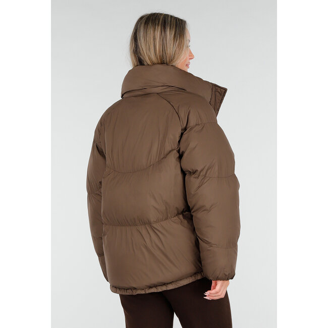 Braune Pufferjacke mit hohem Kragen und Kapuze