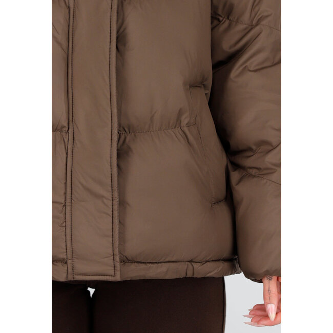 Braune Pufferjacke mit hohem Kragen und Kapuze