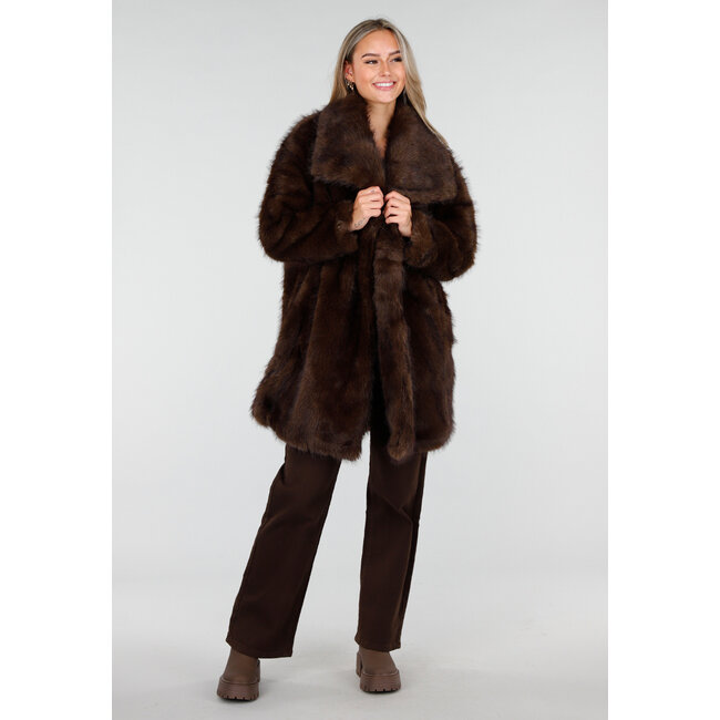 Brauner Kunstfellmantel mit breitem Reverskragen