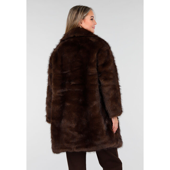 Brauner Kunstfellmantel mit breitem Reverskragen