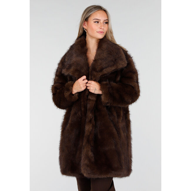 Brauner Kunstfellmantel mit breitem Reverskragen