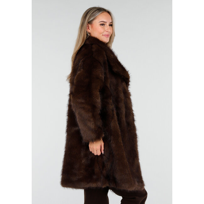 Brauner Kunstfellmantel mit breitem Reverskragen