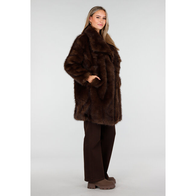 Brauner Kunstfellmantel mit breitem Reverskragen