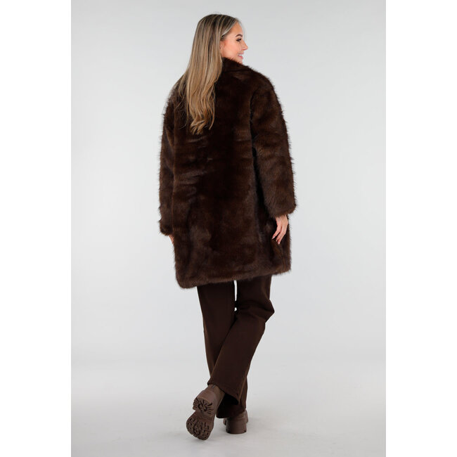 Brauner Kunstfellmantel mit breitem Reverskragen