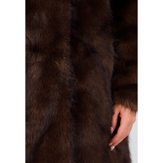 Brauner Kunstfellmantel mit breitem Reverskragen