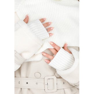 Weiße Strickhandschuhe