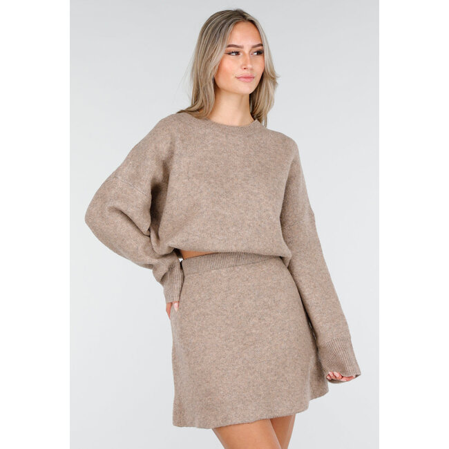 Beige gestricktes Set mit Pullover und Rock