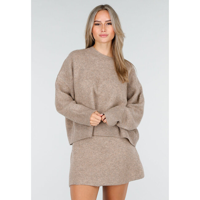 Beige gestricktes Set mit Pullover und Rock