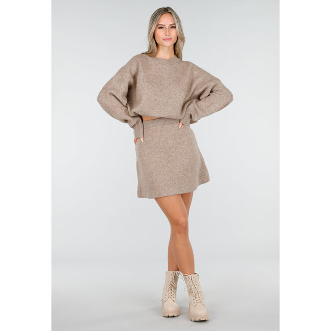 Beige gestricktes Set mit Pullover und Rock