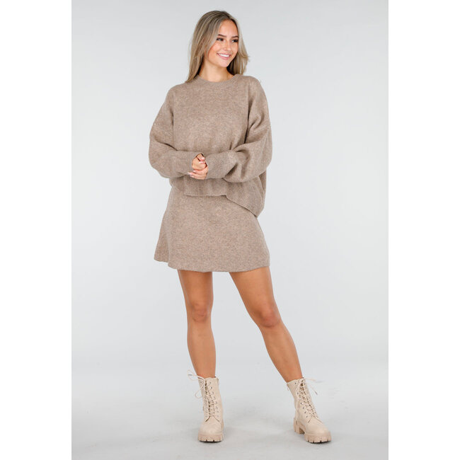 Beige gestricktes Set mit Pullover und Rock