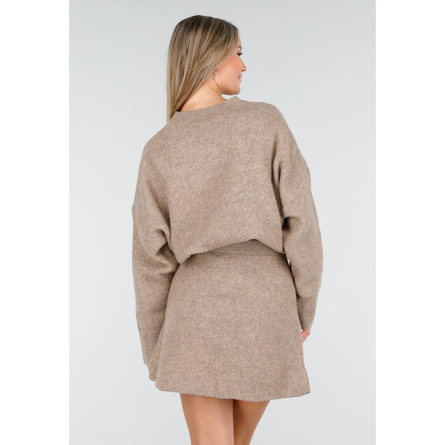 Beige gestricktes Set mit Pullover und Rock