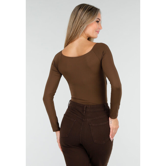 Braunes Oberteil mit Überwurf und langen Ärmeln