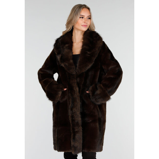 Dunkelbrauner Pelzmantel mit breitem Kragen und Manschetten