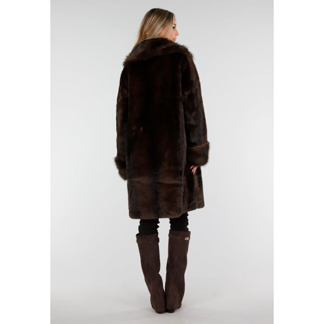 Dunkelbrauner Pelzmantel mit breitem Kragen und Manschetten