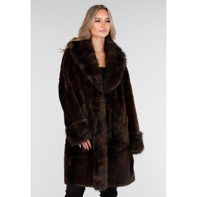 Dunkelbrauner Pelzmantel mit breitem Kragen und Manschetten