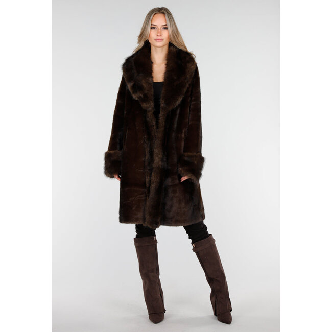 Dunkelbrauner Pelzmantel mit breitem Kragen und Manschetten