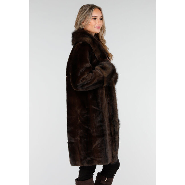 Dunkelbrauner Pelzmantel mit breitem Kragen und Manschetten