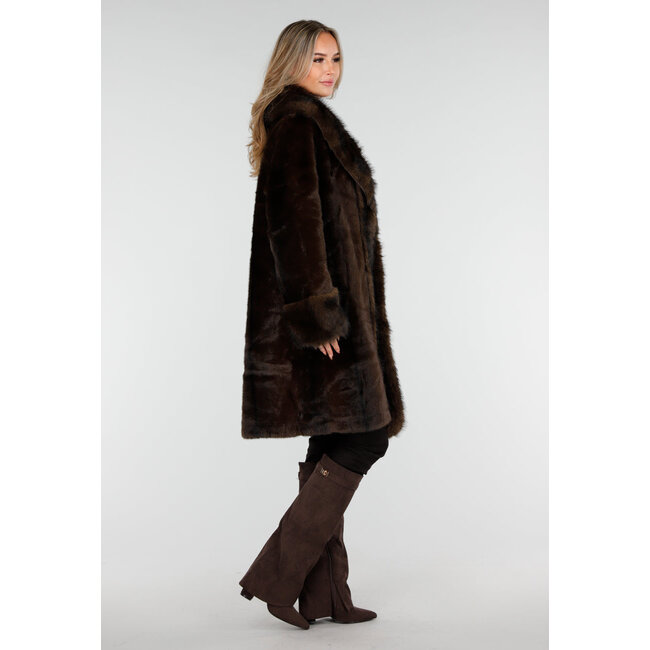 Dunkelbrauner Pelzmantel mit breitem Kragen und Manschetten