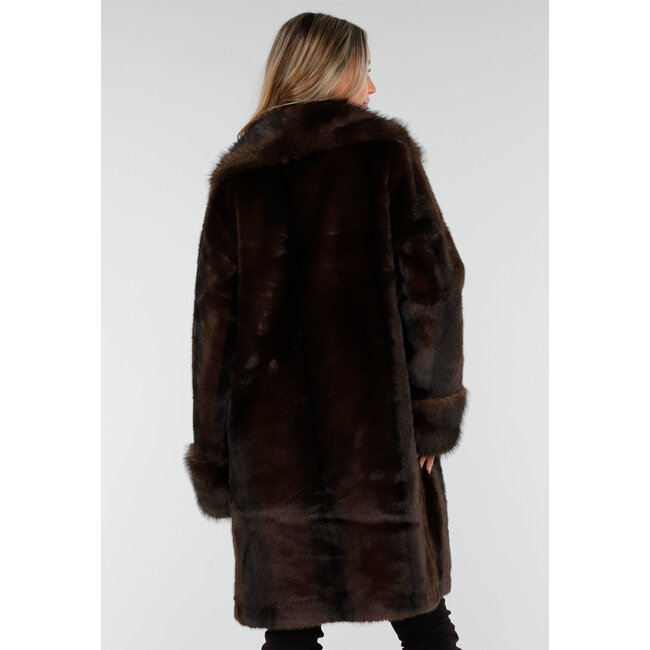 Dunkelbrauner Pelzmantel mit breitem Kragen und Manschetten