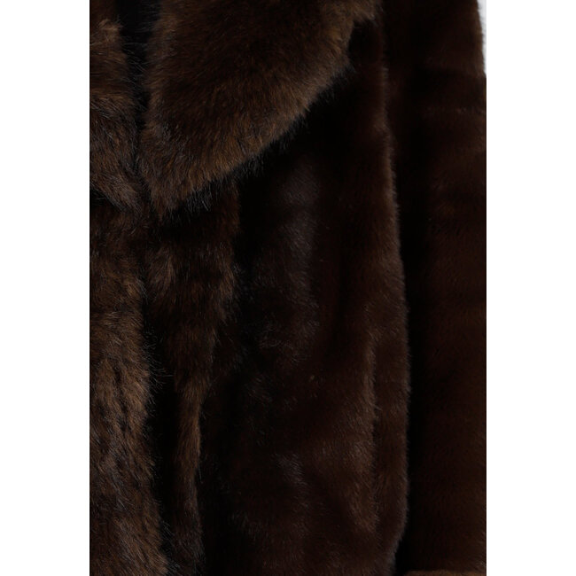 Dunkelbrauner Pelzmantel mit breitem Kragen und Manschetten