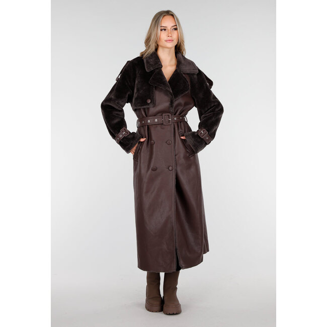 Brauner langer Mantel mit Kunstfell und Gürtel