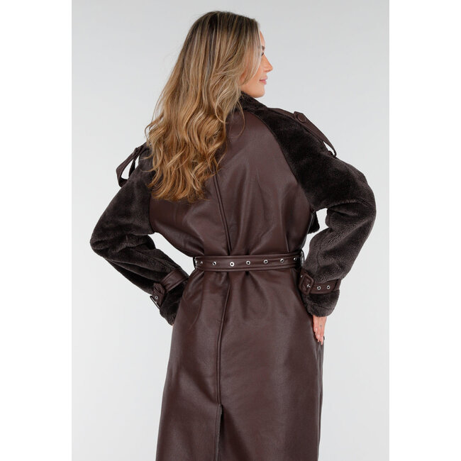 Brauner langer Mantel mit Kunstfell und Gürtel