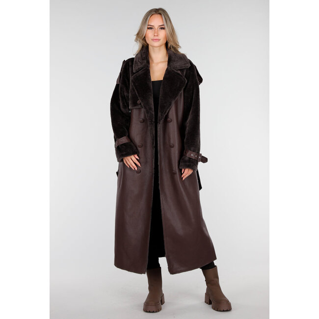 Brauner langer Mantel mit Kunstfell und Gürtel