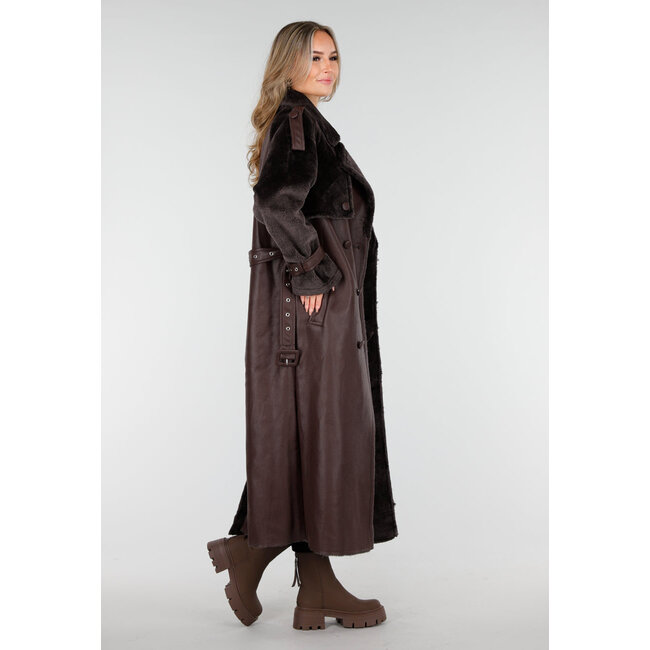 Brauner langer Mantel mit Kunstfell und Gürtel