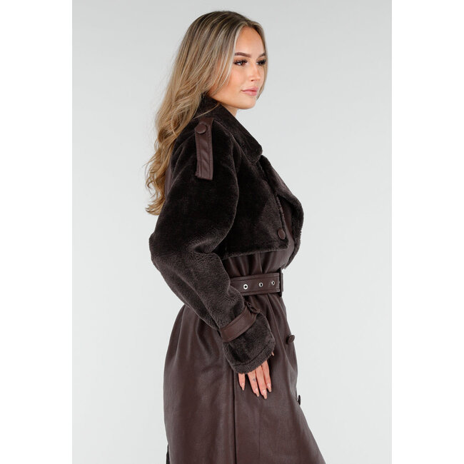 Brauner langer Mantel mit Kunstfell und Gürtel