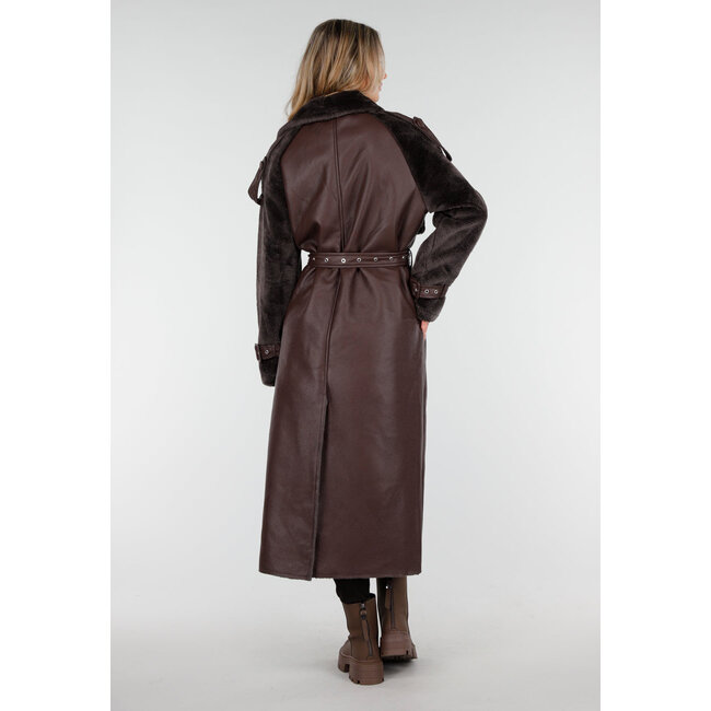 Brauner langer Mantel mit Kunstfell und Gürtel