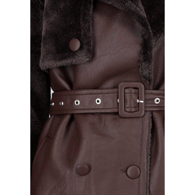 Brauner langer Mantel mit Kunstfell und Gürtel