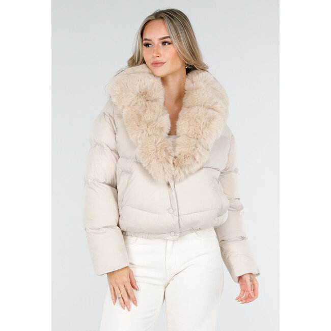 Beige Pufferjacke mit Pelzkragen und Druckknöpfen