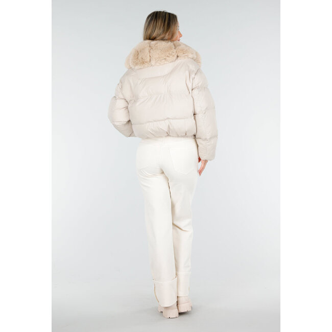 Beige Pufferjacke mit Pelzkragen und Druckknöpfen