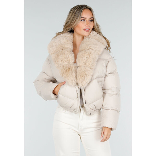 Beige Pufferjacke mit Pelzkragen und Druckknöpfen