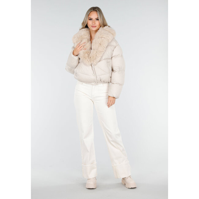 Beige Pufferjacke mit Pelzkragen und Druckknöpfen