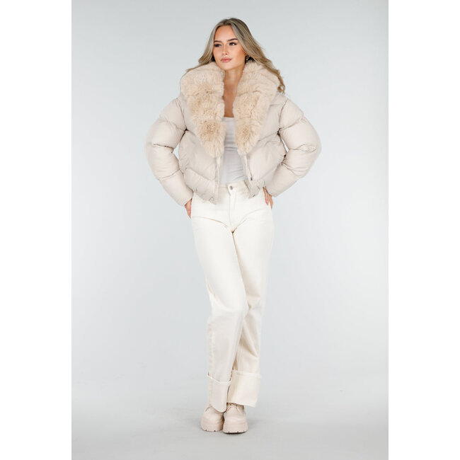 Beige Pufferjacke mit Pelzkragen und Druckknöpfen