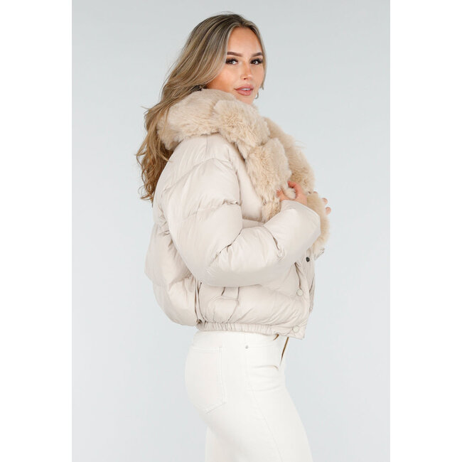 Beige Pufferjacke mit Pelzkragen und Druckknöpfen
