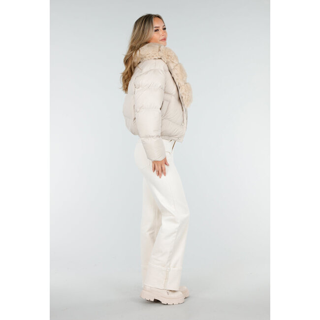 Beige Pufferjacke mit Pelzkragen und Druckknöpfen