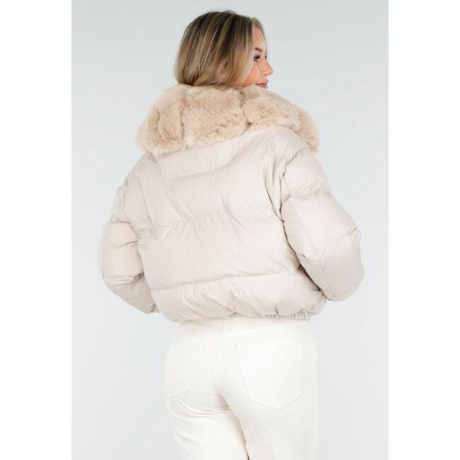Beige Pufferjacke mit Pelzkragen und Druckknöpfen