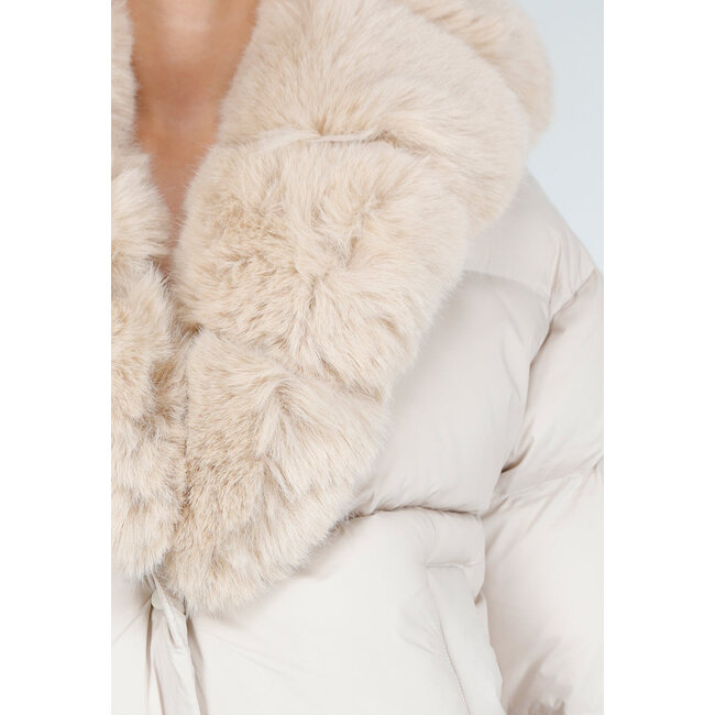Beige Pufferjacke mit Pelzkragen und Druckknöpfen