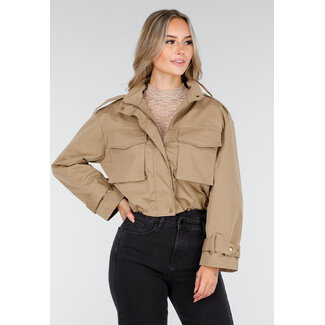 Beigefarbene kurze Jacke mit Taschendetails