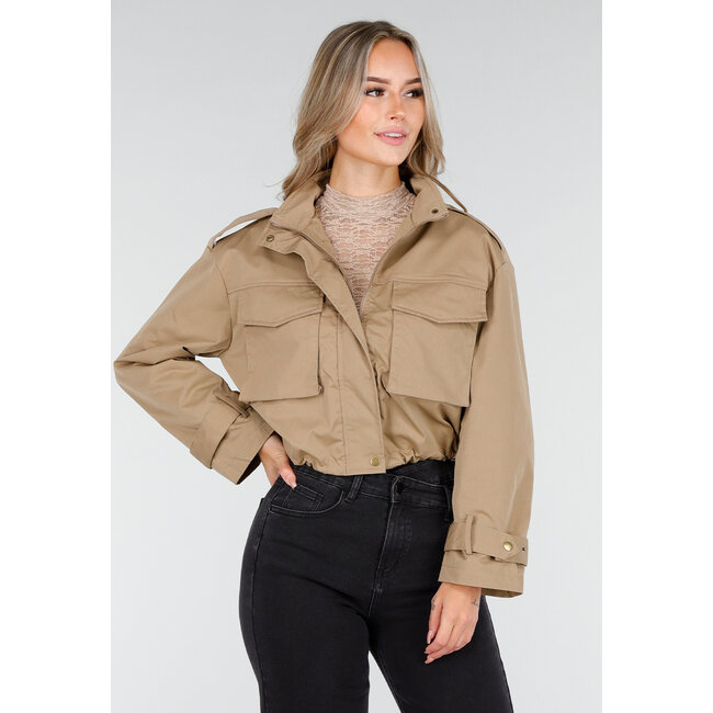 Beigefarbene, kurz geschnittene Jacke mit großen Taschen und gerader Passform