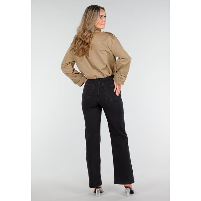 Beigefarbene, kurz geschnittene Jacke mit großen Taschen und gerader Passform